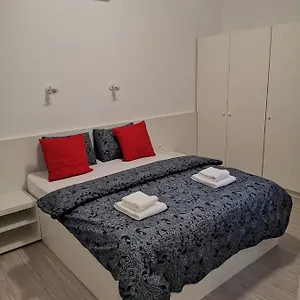 Old Town Bar On Street Tonitza Apartament