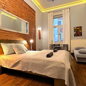 v6-apartment-budapest.inbudapesthotels.com/